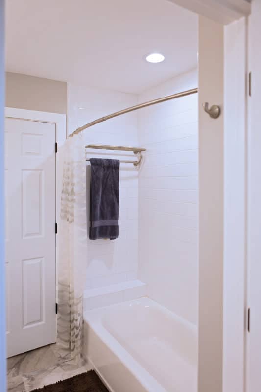 tub with curved shower rod